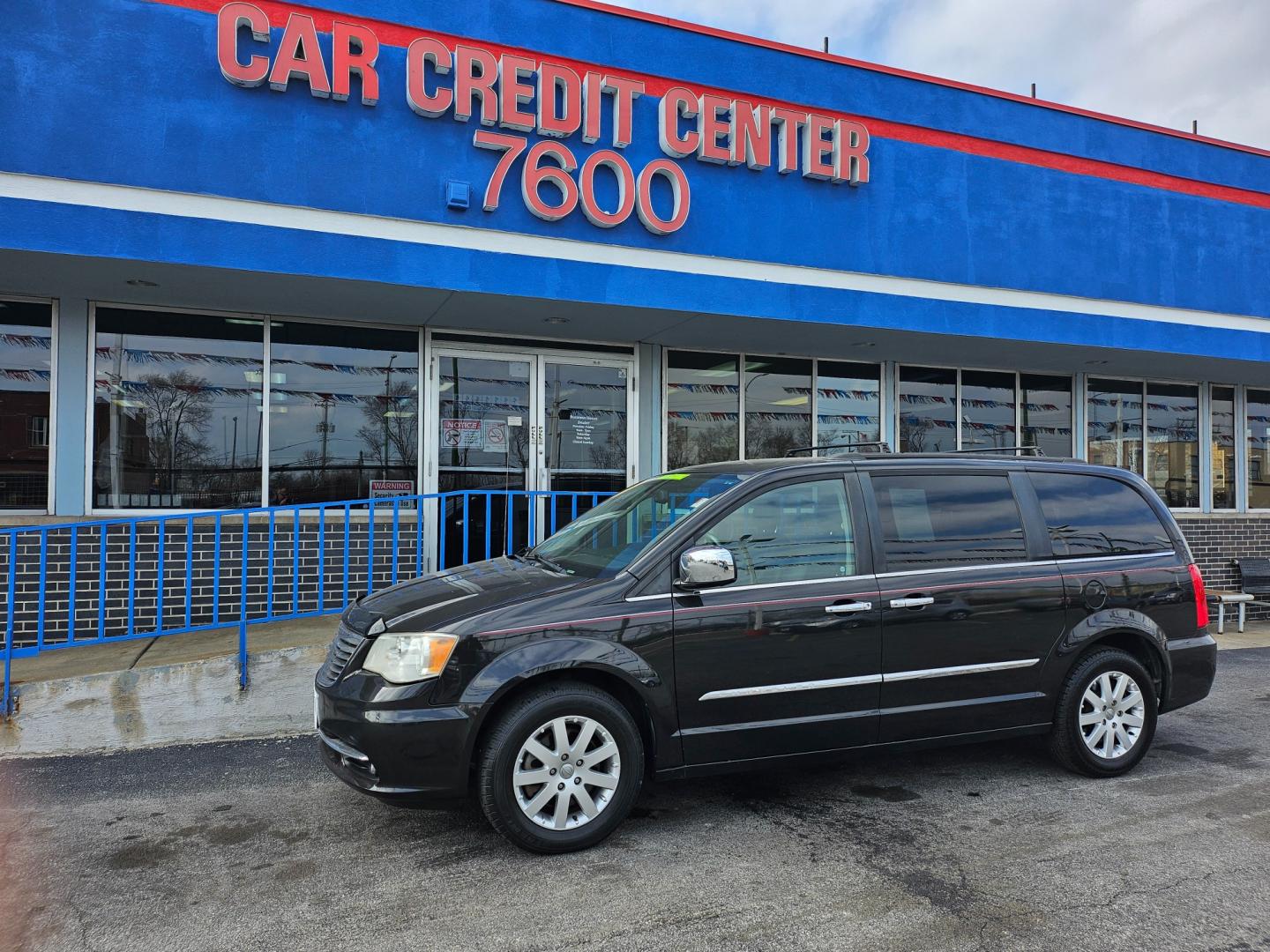 2014 BLACK Chrysler Town and Country Touring (2C4RC1BG1ER) with an 3.6L V6 DOHC 24V engine, 6-Speed Automatic transmission, located at 7600 S Western Ave., Chicago, IL, 60620, (773) 918-3980, 0.000000, 0.000000 - Photo#1